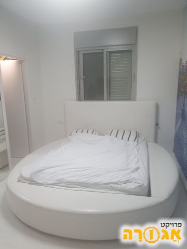 מיטה זוגית עגולה עם מזרון