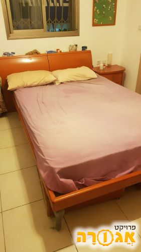 מיטה זוגית ארוכה עם קליפה ושידות