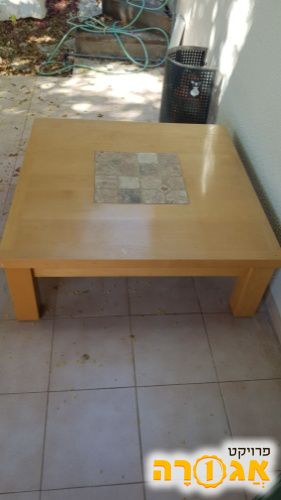 שולחן לסלון ושטיח