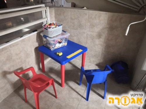 שולחן כתר וכיסאות לילדים