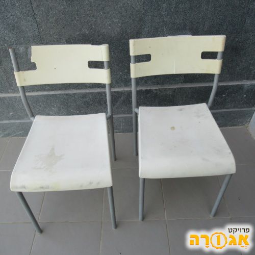 2 כסאות לבנות