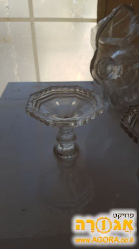 כלי קטן מזכוכית לנר