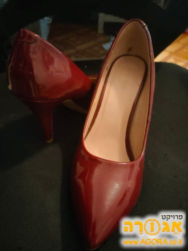 נעלי עקב אדומות
