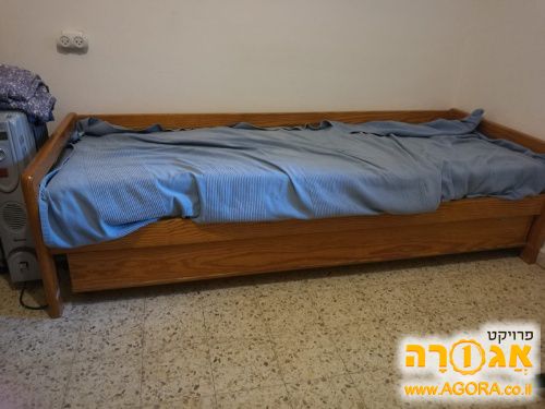 מיטת יחיד מעץ מלא