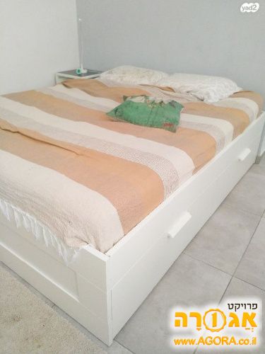 מיטה עם מגירות אחסון