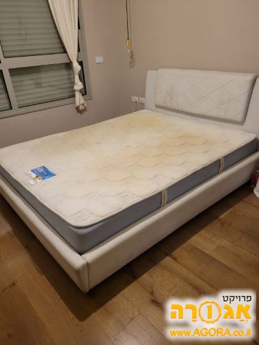 מיטה זוגית עשויה מסקיי בצבע לבן