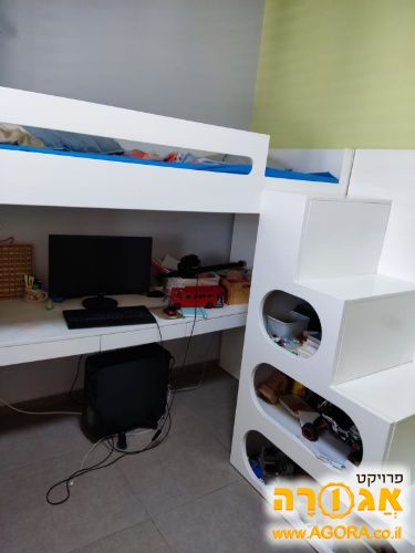 מיטת קומותיים עם שולחן כתיבה