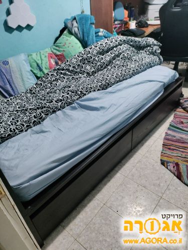 מיטת יחיד עם ראש מיטה ושתי מגירות ומזרן