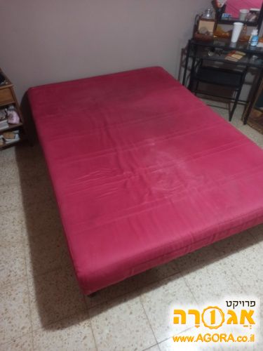 מיטה זוגית אדומה