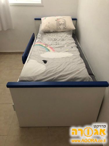 מיטת ילדים נפתחת עם מזרונים ושתי מגרות