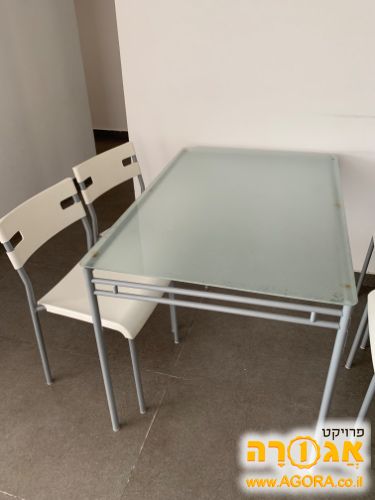 שולחן איקאה וכסאות