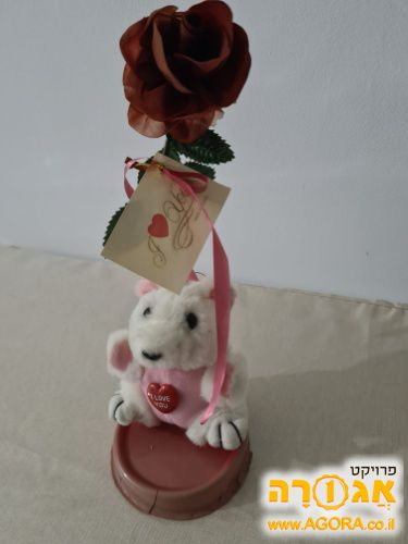בובת דובי עם פרח ורד