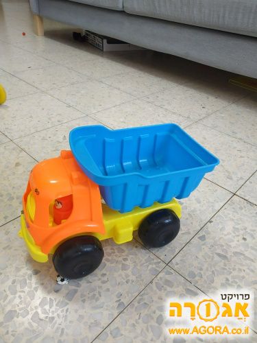 משאית צעצוע מפלסטיק