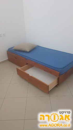 מיטת יחיד עם מגירות