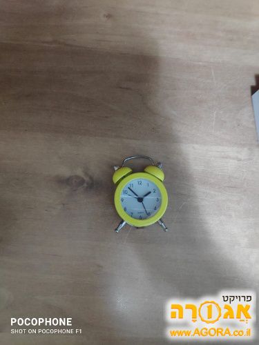 שעון קטן בצבע צהוב