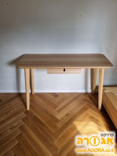 שולחן מעץ