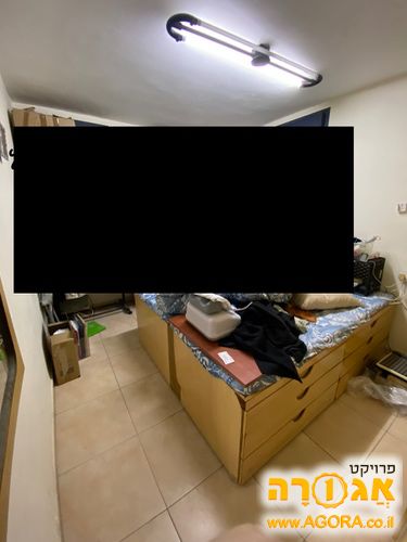 2 מיטות הורים עם מגירות בצד המיטה