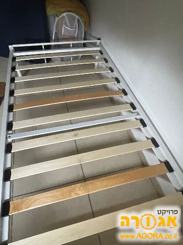 מיטת יחיד עם מזרון. בתל אביב