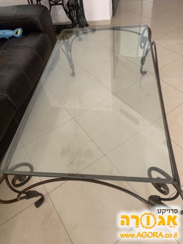 שולחן מתכת עם משטח זכוכית