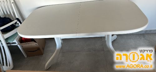 שולחן עץ לבן