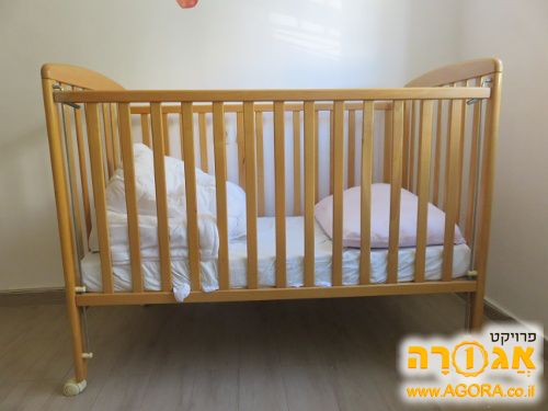 מיטת תינוק מעץ