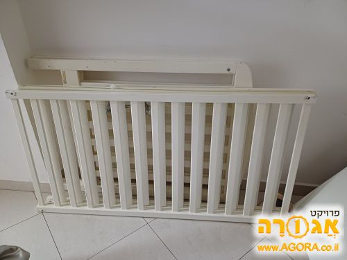מיטת תינוק צבע לבן בז תקין עם מזרון נושם
