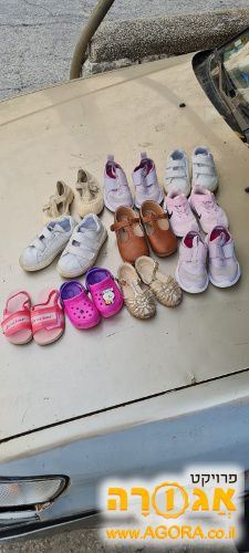 מגוון גדול של נעלי ילדות למסירה