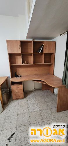 שולחן מחשב וספרייה