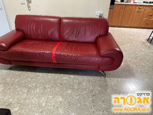 ספה תלת מושבית אדומה