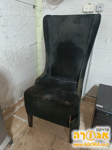 כסא שחור גבוה