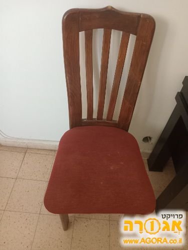 כסא מעץ