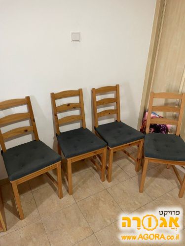 4 כסאות עץ