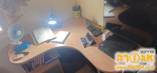שולחן כתיבה וכוורת
