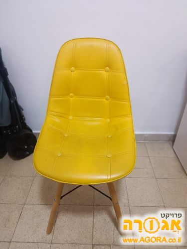 כיסא צהוב במצב פגום