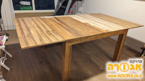 שולחן אוכל עשוי עץ