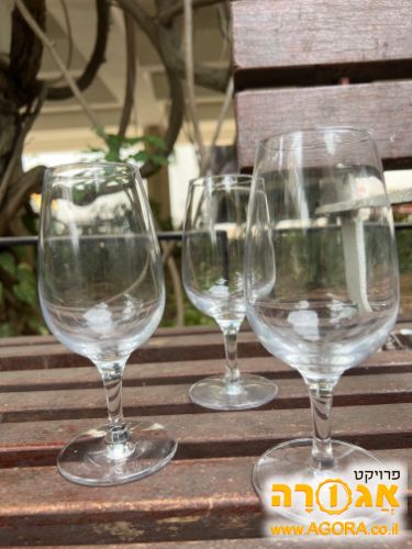 שלוש כוסות זכוכית