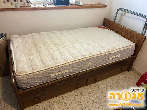 מיטת יחיד עם מזרון במושב שפיר