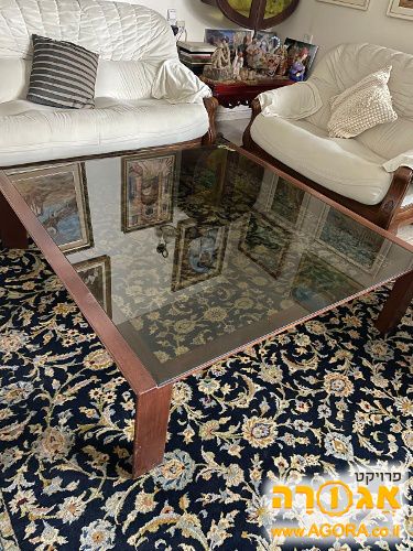 שולחן לסלון גדול ומרשים מזכוכית עם מסגרת