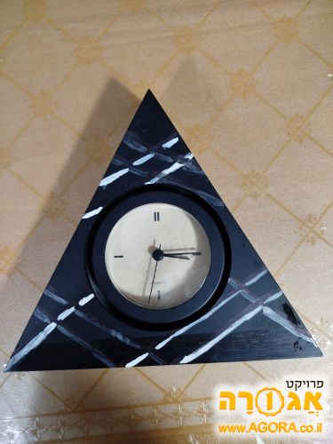 שעון שולחני בצורת משולש בצבע שחור