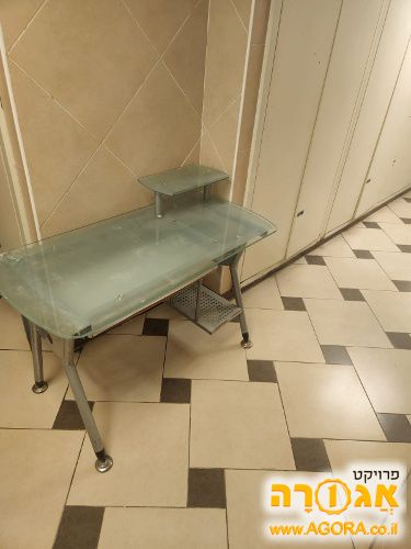 שולחן זכוכית למחשב