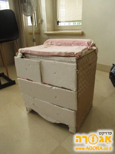 שידה לבובות עם משטח "החתלה"