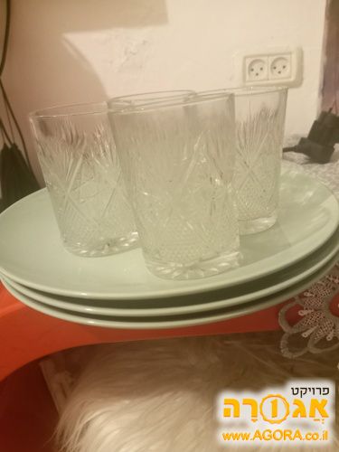 צלחות וכוסות