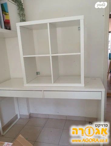 שולחן כתיבה וכוורת