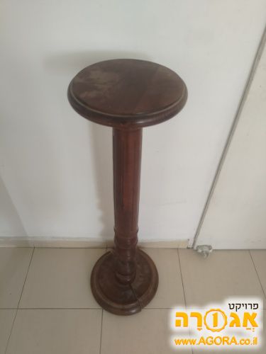כן/פודיום /עמוד עץ