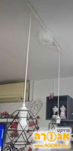 גוף תאורה לבן עם שני אהילי מתכת שחורים