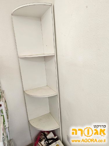 משולש מדפים פינתי