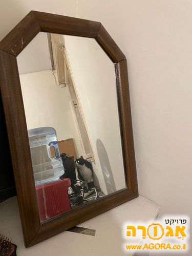 מראה במסגרת עץ