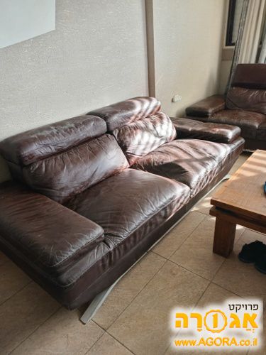 סלון עור צבע קצת מתקלף אין קרעים