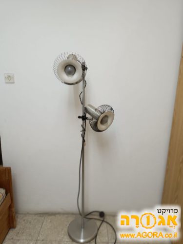 מנורה עומדת