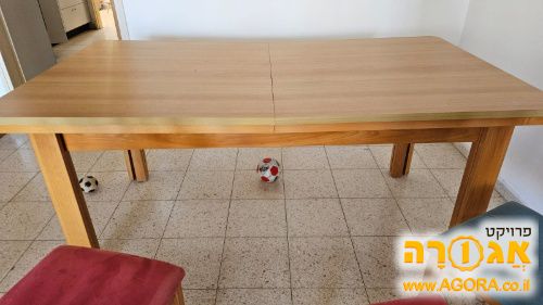 שולחן פינת אוכל וכסאות